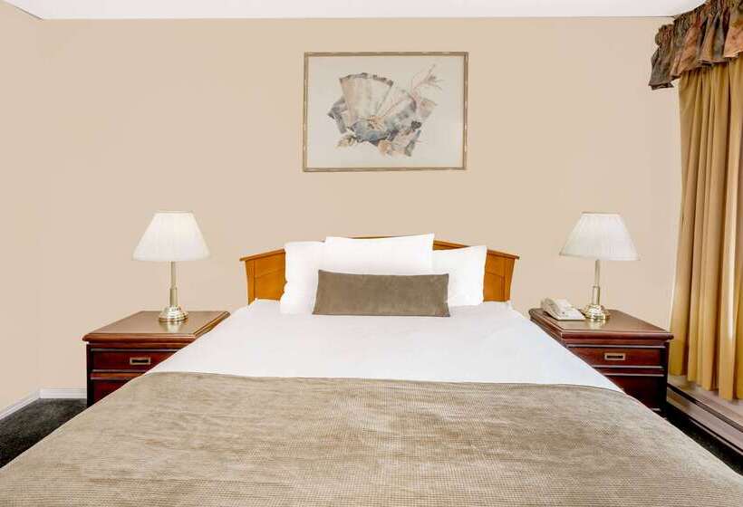 هتل Howard Johnson By Wyndham Downtown Kamloops