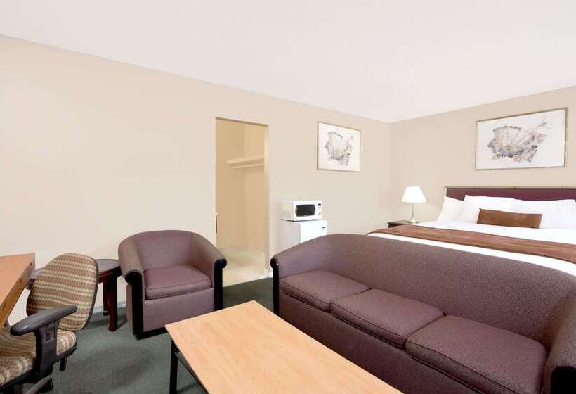 هتل Howard Johnson By Wyndham Downtown Kamloops