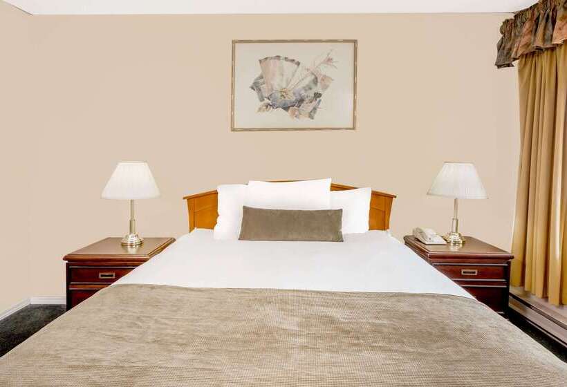 هتل Howard Johnson By Wyndham Downtown Kamloops