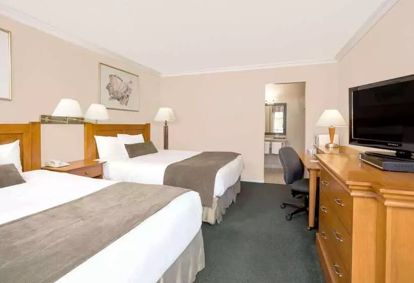 호텔 Howard Johnson By Wyndham Downtown Kamloops