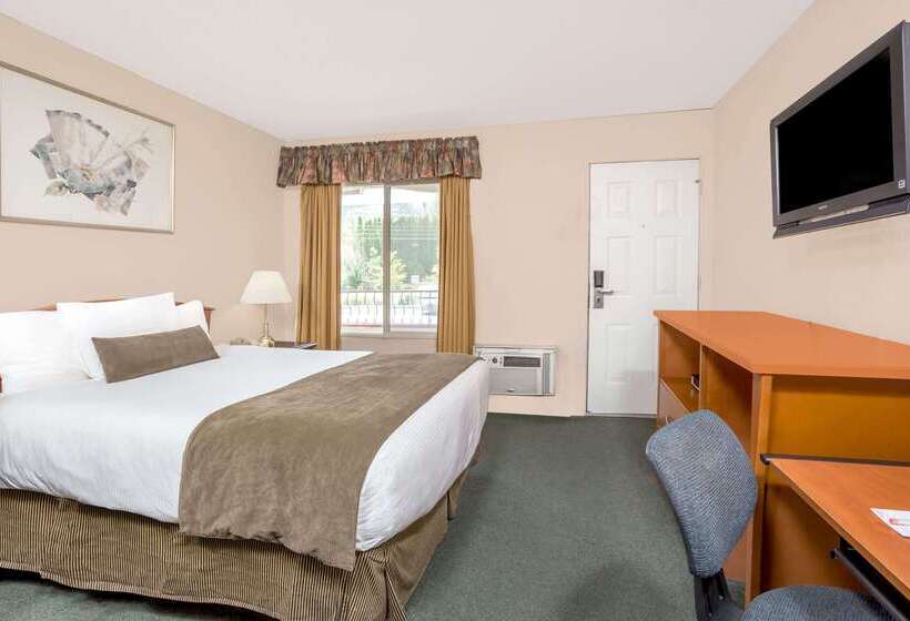 هتل Howard Johnson By Wyndham Downtown Kamloops