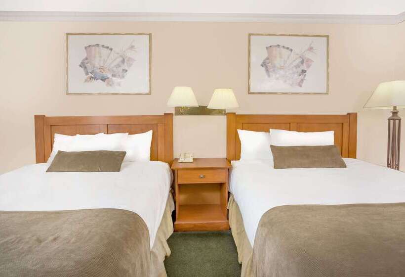 هتل Howard Johnson By Wyndham Downtown Kamloops