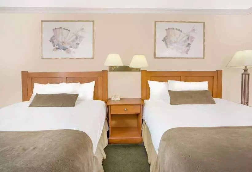 호텔 Howard Johnson By Wyndham Downtown Kamloops