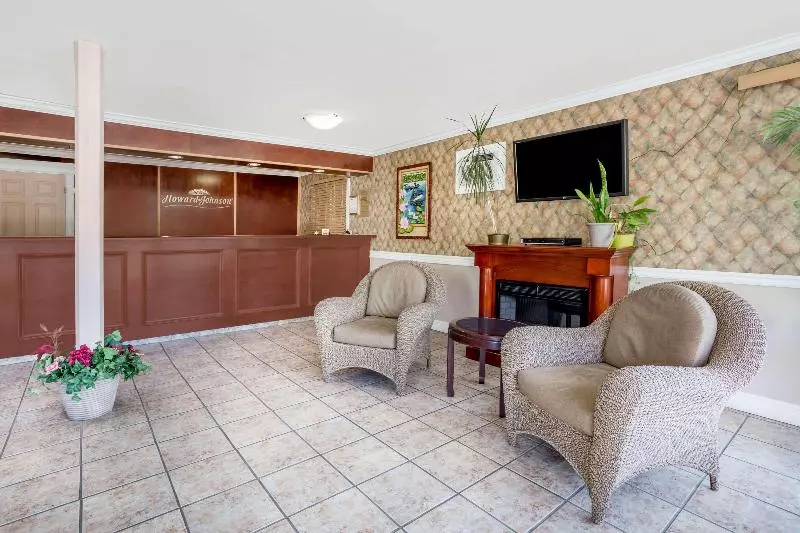 호텔 Howard Johnson By Wyndham Downtown Kamloops