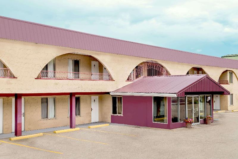 هتل Howard Johnson By Wyndham Downtown Kamloops