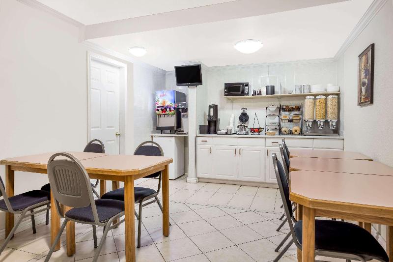 هتل Howard Johnson By Wyndham Downtown Kamloops