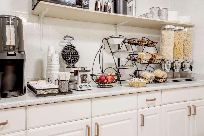 هتل Howard Johnson By Wyndham Downtown Kamloops