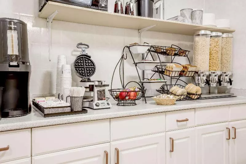 호텔 Howard Johnson By Wyndham Downtown Kamloops