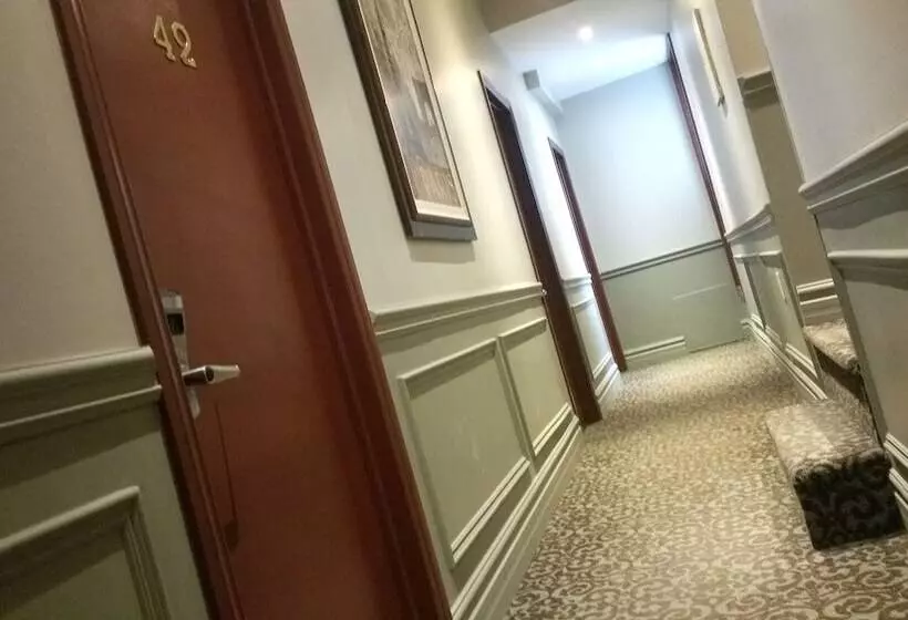 Отель De Paris Montreal