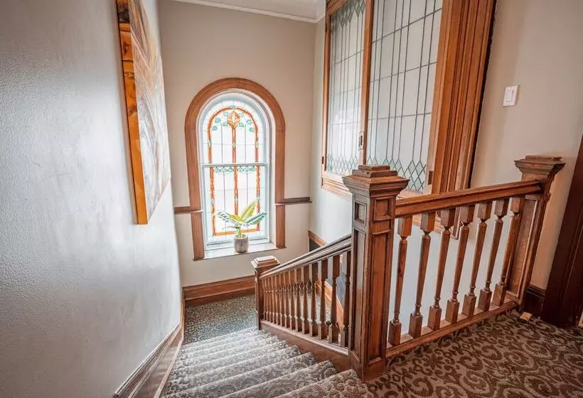 Отель De Paris Montreal