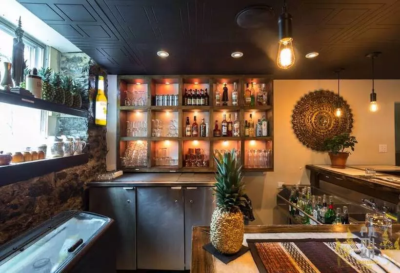 Отель De Paris Montreal