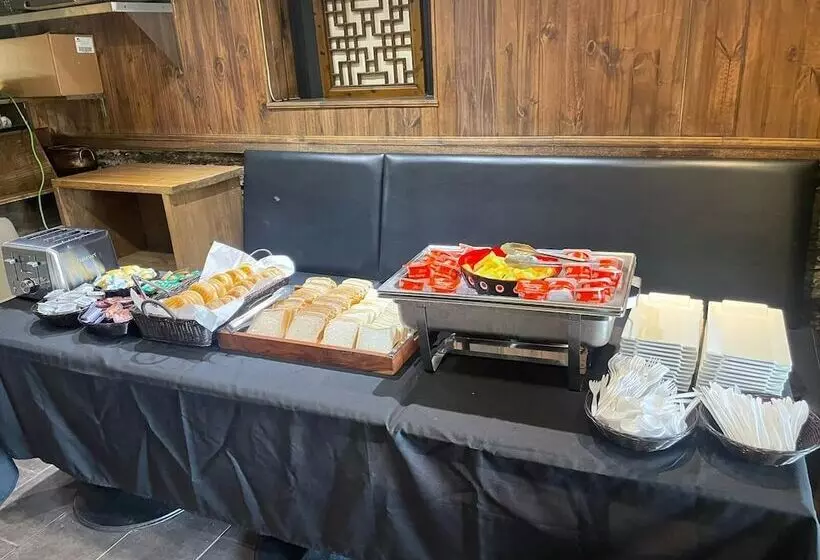 Отель De Paris Montreal