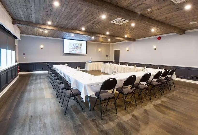 Отель Kingfisher Pacific Resort & Spa