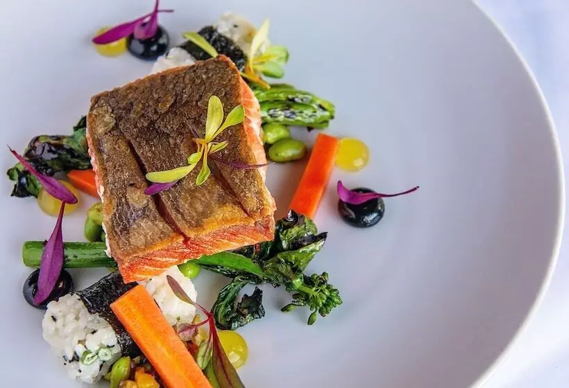 Отель Kingfisher Pacific Resort & Spa