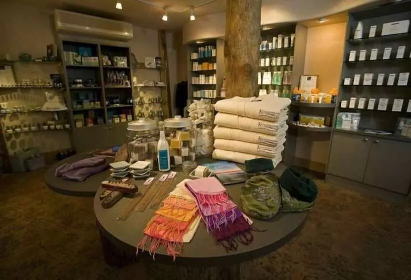 Отель Kingfisher Pacific Resort & Spa