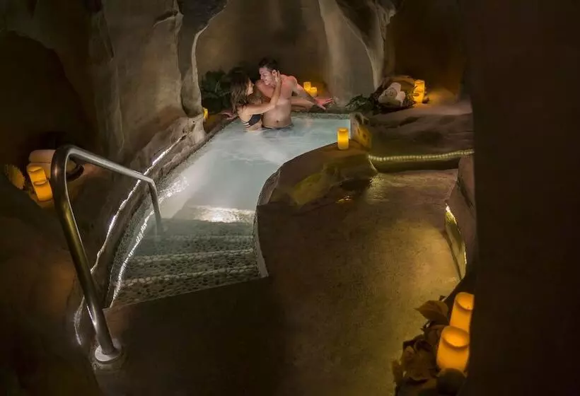 Отель Kingfisher Pacific Resort & Spa