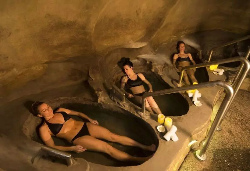 Отель Kingfisher Pacific Resort & Spa