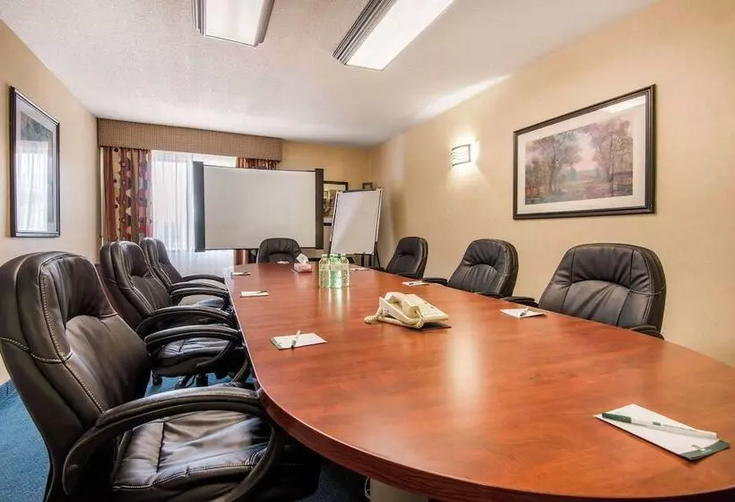 호텔 Quality Inn & Suites 5585 Ambler Drive Mississauga Ontario