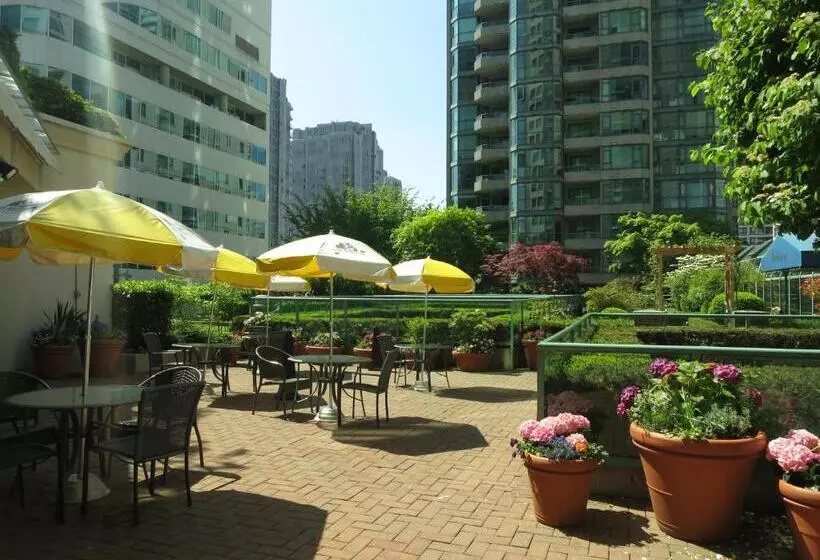 Отель Rosedale On Robson Suite