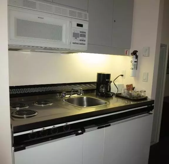 Отель Rosedale On Robson Suite