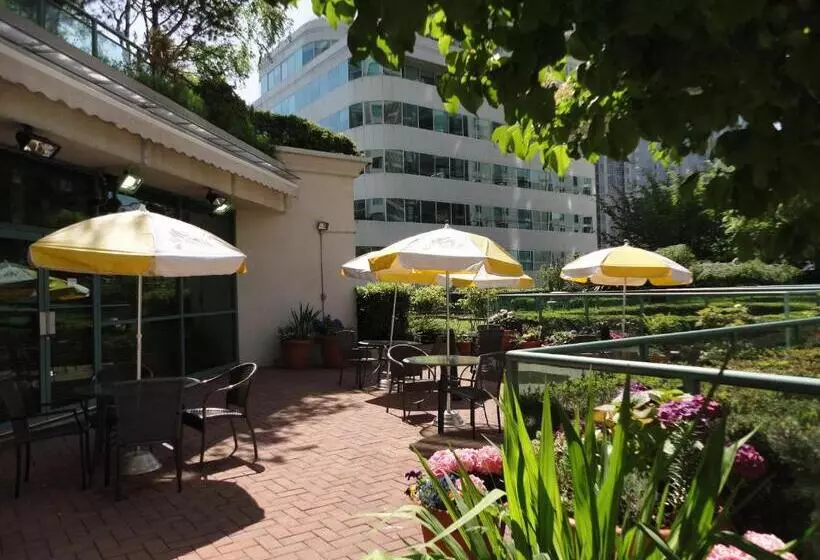 Отель Rosedale On Robson Suite