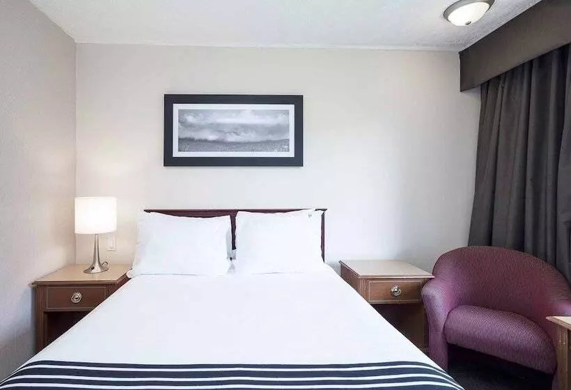 בית מלון כפרי Sandman Inn Mcbride