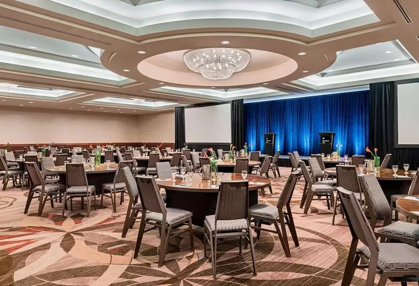 בית מלון כפרי Sheraton Suites Calgary Eau Claire