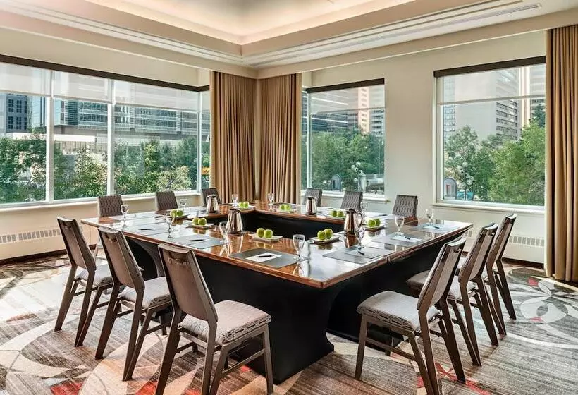 בית מלון כפרי Sheraton Suites Calgary Eau Claire