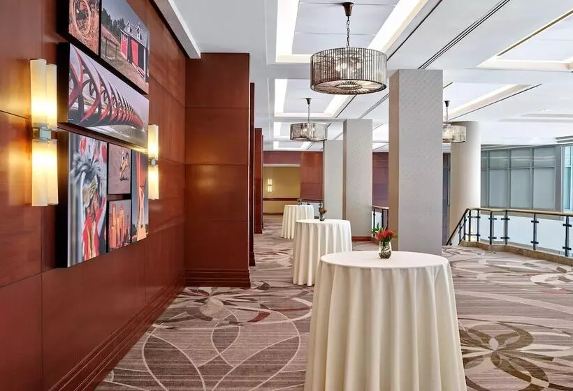 בית מלון כפרי Sheraton Suites Calgary Eau Claire