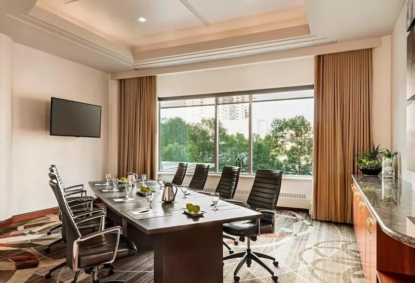 בית מלון כפרי Sheraton Suites Calgary Eau Claire