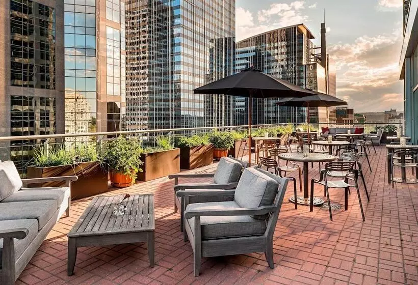 בית מלון כפרי Sheraton Suites Calgary Eau Claire