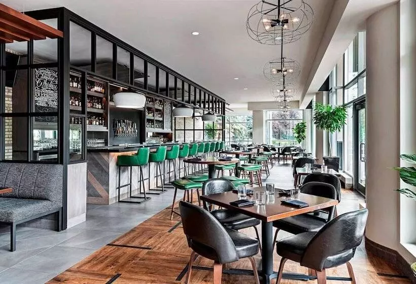 בית מלון כפרי Sheraton Suites Calgary Eau Claire