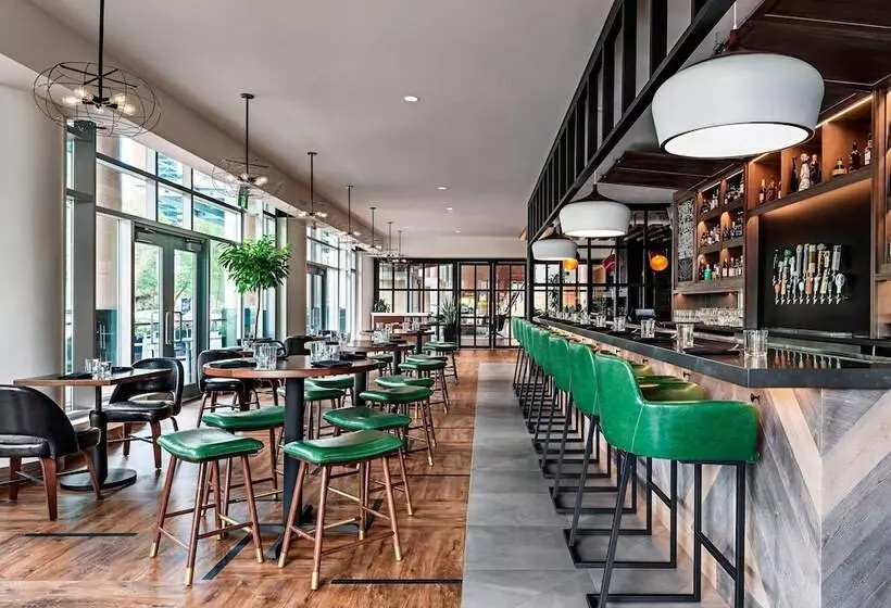 בית מלון כפרי Sheraton Suites Calgary Eau Claire