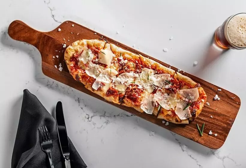 בית מלון כפרי Sheraton Suites Calgary Eau Claire