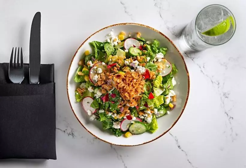 בית מלון כפרי Sheraton Suites Calgary Eau Claire