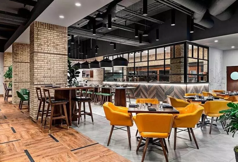 בית מלון כפרי Sheraton Suites Calgary Eau Claire