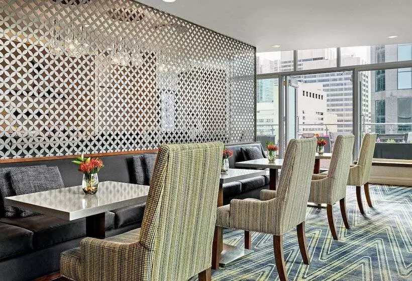 בית מלון כפרי Sheraton Suites Calgary Eau Claire