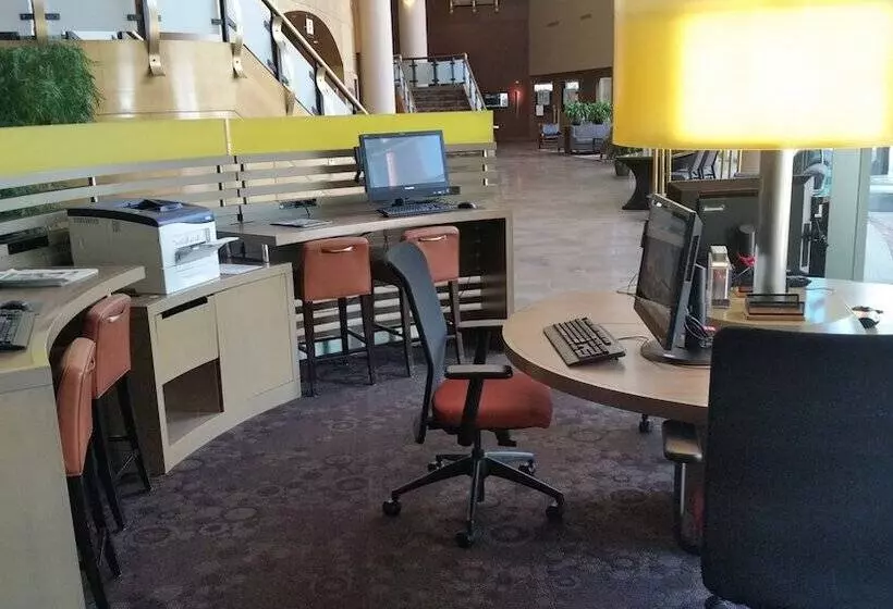 בית מלון כפרי Sheraton Suites Calgary Eau Claire