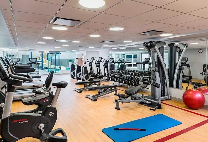 בית מלון כפרי Sheraton Suites Calgary Eau Claire