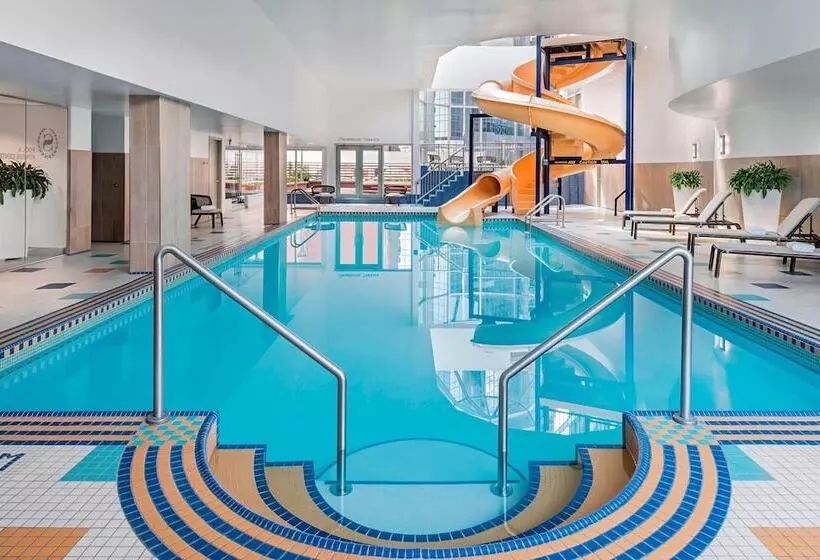 בית מלון כפרי Sheraton Suites Calgary Eau Claire