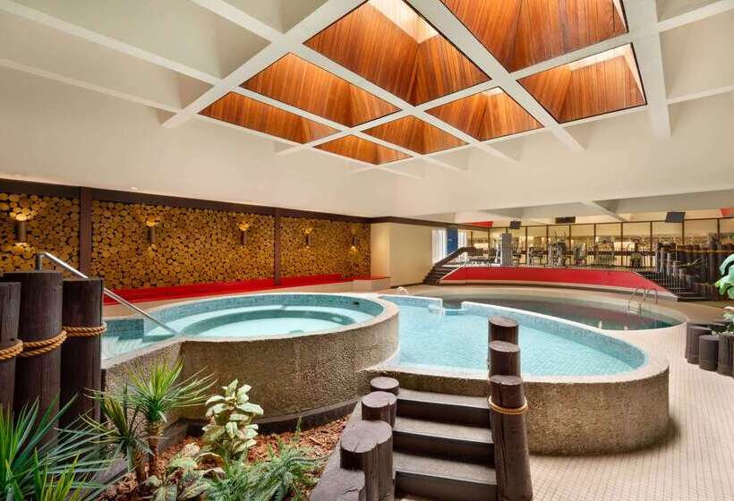 استراحتگاه Ramada Plaza By Wyndham Regina Downtown