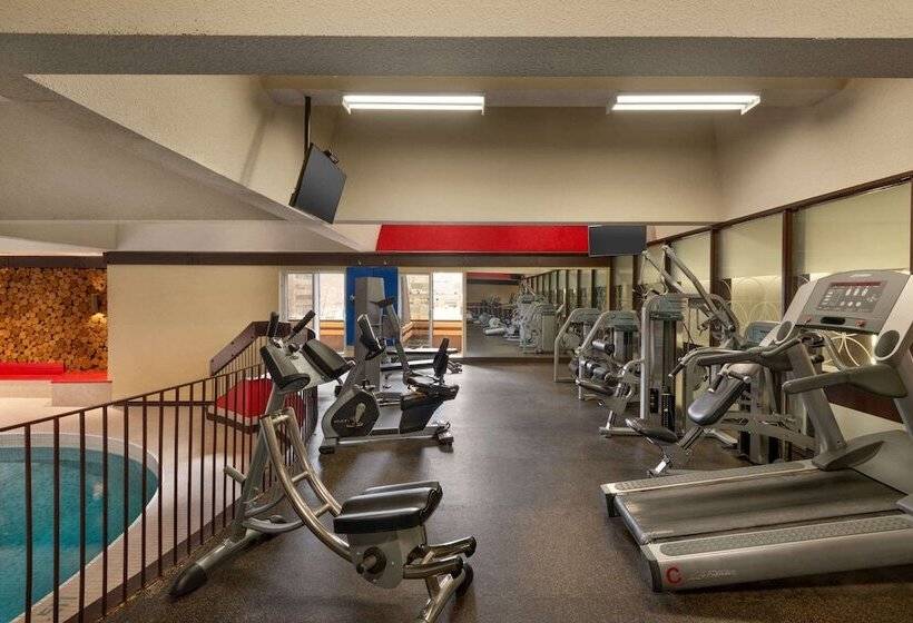 استراحتگاه Ramada Plaza By Wyndham Regina Downtown