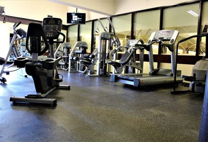 استراحتگاه Ramada Plaza By Wyndham Regina Downtown