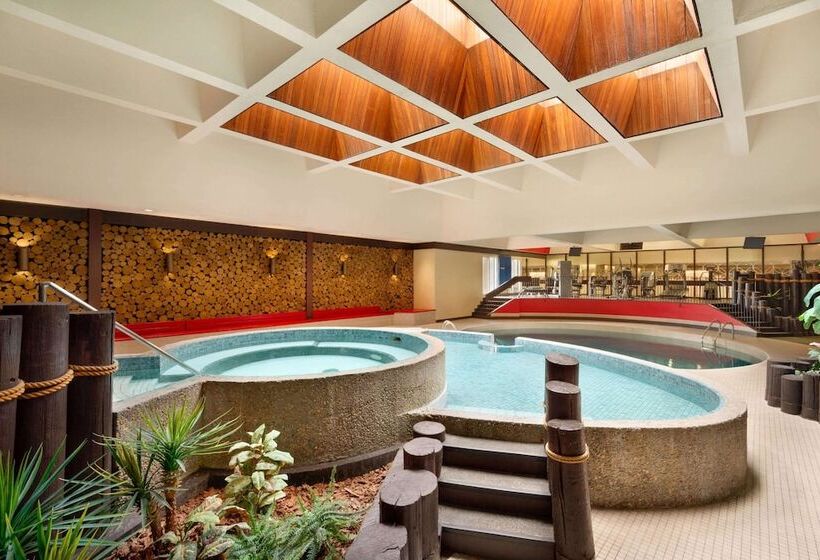 استراحتگاه Ramada Plaza By Wyndham Regina Downtown