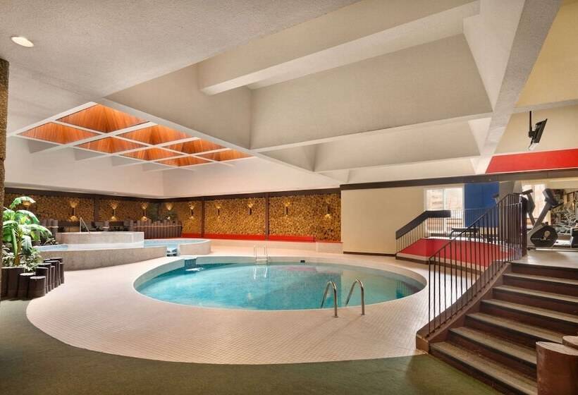 استراحتگاه Ramada Plaza By Wyndham Regina Downtown