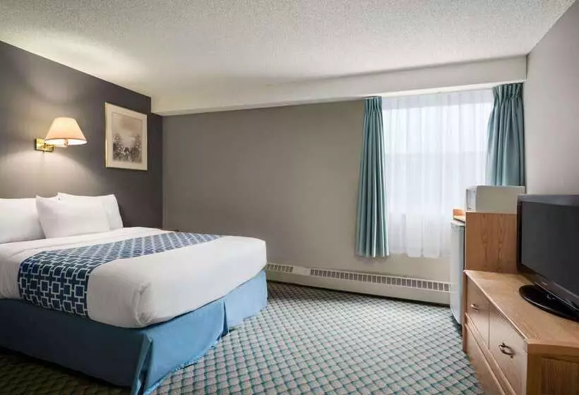 Отель Travelodge By Wyndham Edmonton Airport