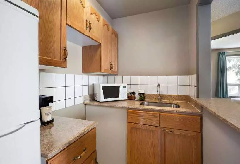 Отель Travelodge By Wyndham Edmonton Airport