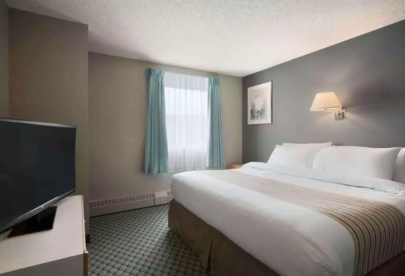 Отель Travelodge By Wyndham Edmonton Airport