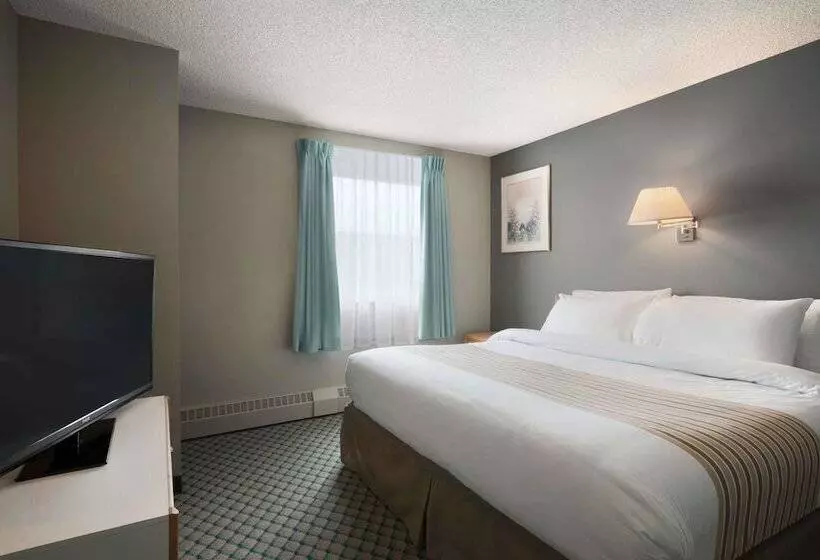 Отель Travelodge By Wyndham Edmonton Airport