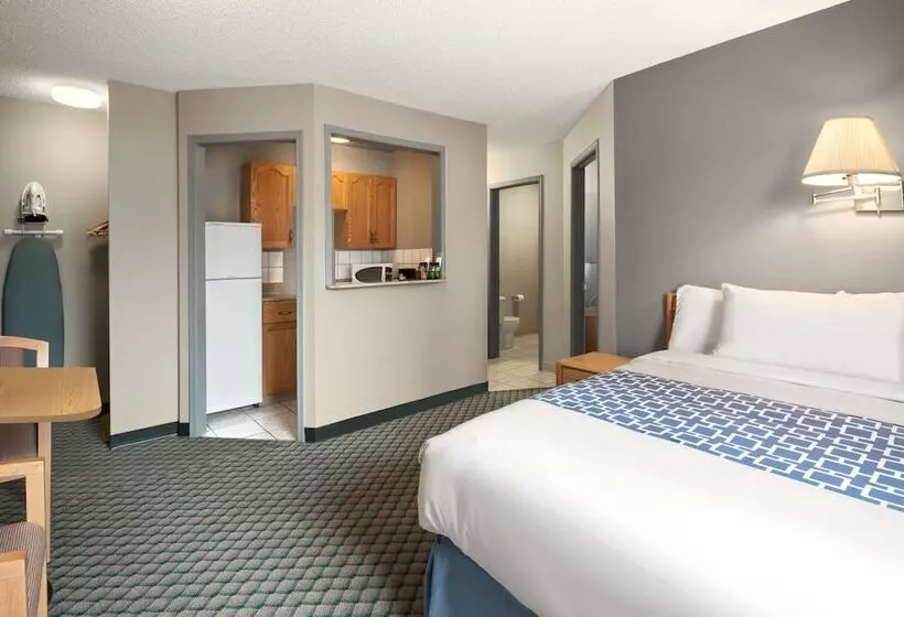 Отель Travelodge By Wyndham Edmonton Airport